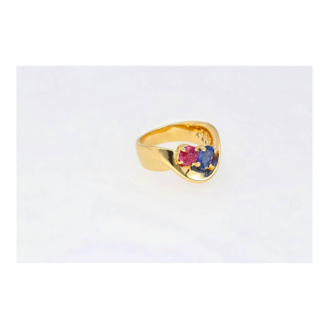 1.5 Carat Sapphire & Ruby With Diamond 18k Yellow Gold Crossover Statement Ring For Sale - Image 9 of 12