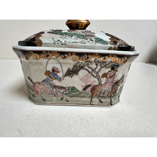 Antique Chinese export porcelain tureen that features a hand painted scene