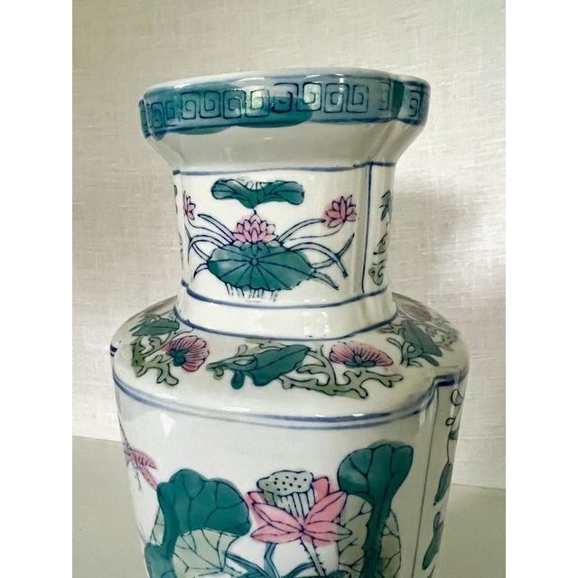 White 1980s Chinoiserie Quatrefoil Vase With Lotus & Bird Motif – Glazed Ceramic For Sale - Image 8 of 9