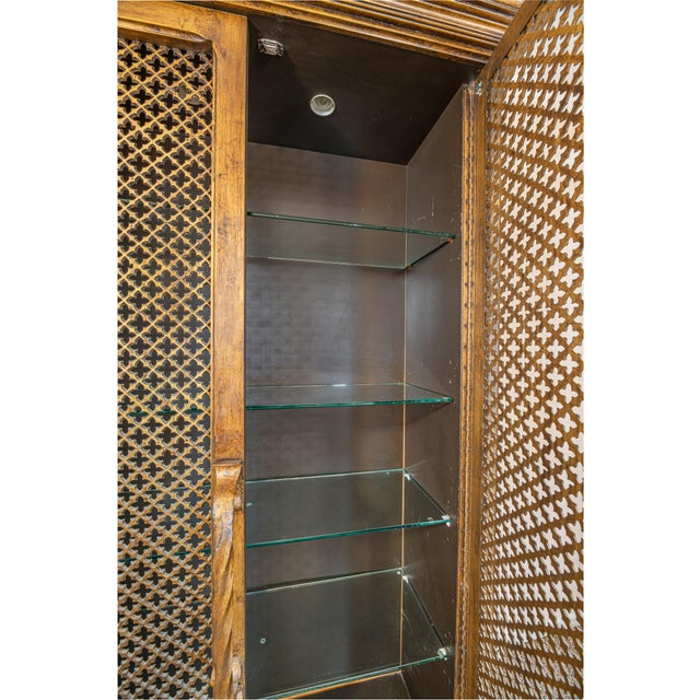 1960s Gold Leaf Finish Wood Cabinet With Carved Lattice Doors and Glass Shelving For Sale In New York - Image 6 of 7
