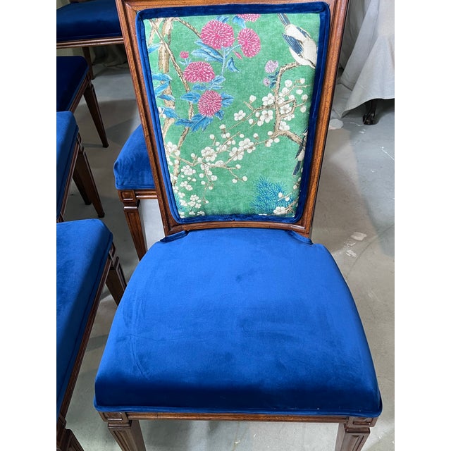 Set of 8 John Stuart Mid-Century Dining Chairs – Hollywood Regency Newly Upholstered in Thibaut Designer Fabric With a Rich Navy Velour on the Seats. For Sale - Image 6 of 12