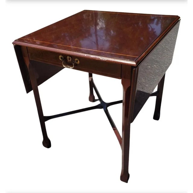 1990s Large Federal Mahogany Single Drawer and Banded Drop Leaf With Stretcher Side Table For Sale - Image 5 of 9
