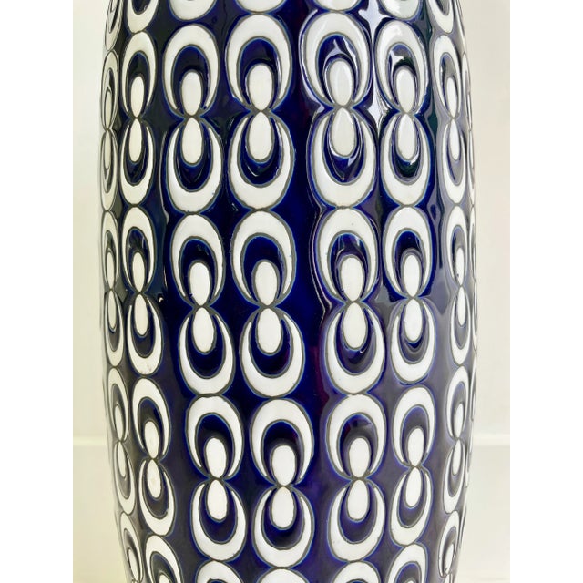 Mid-Century Modern Gio' Ponti Style Blue Navy & White Textured Large Ceramic Vase For Sale - Image 3 of 4