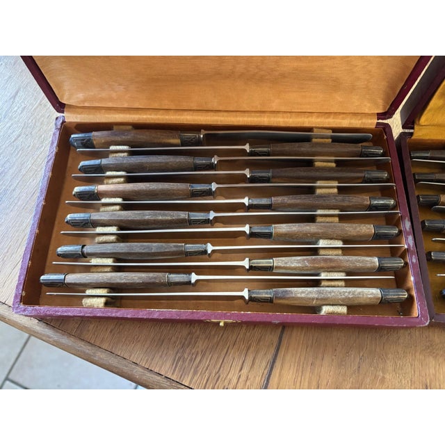 Art Deco Knives with Wooden Handles and Engraved Metal Ferrules in Two Boxes from As du Trèfle, 1930, Set of 24 For Sale - Image 8 of 8