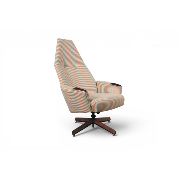 This highback swivel lounge chair was designed by Adrian Pearsall and produced by Craft Associates in the USA during the...
