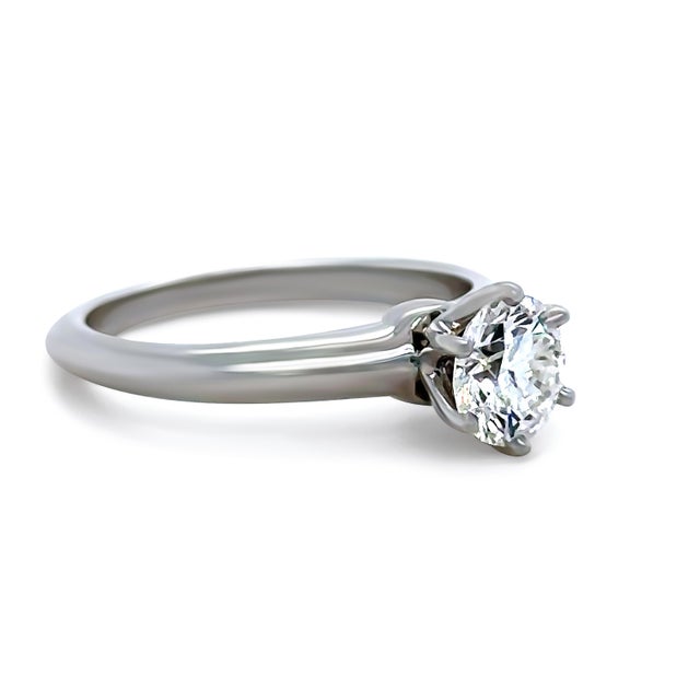 A Tiffany & Co Diamond Engagement Ring, made of 950 Platinum. Set with a Round Brilliant Cut Diamond, H Colour, VS1...