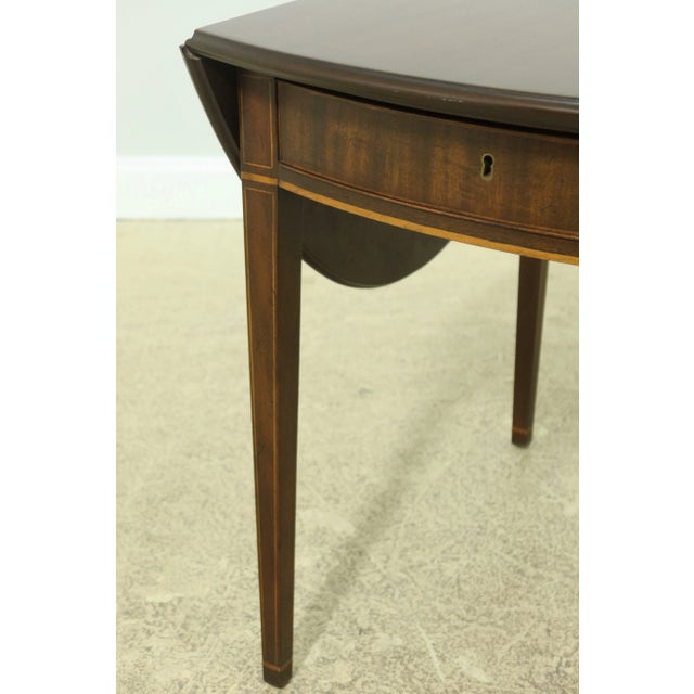 Approx: 50 Years Old CW-27 Colonial Williamsburg Light Heirloom Finish High Quality Construction This inlaid drop-leaf...