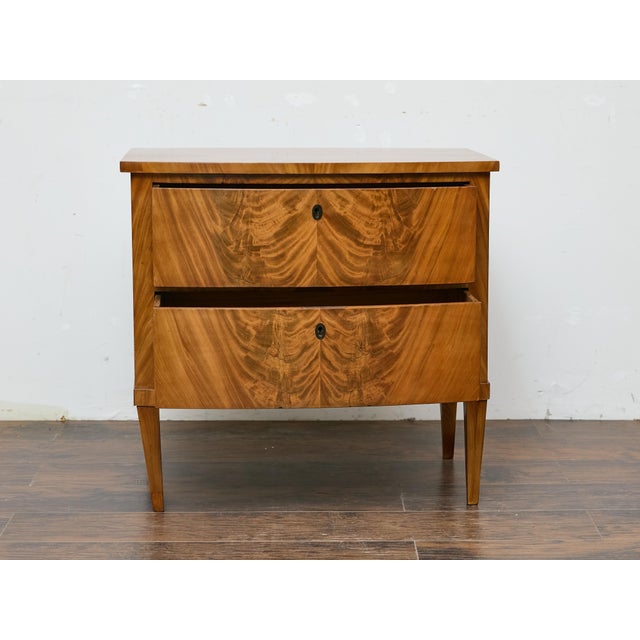 English 19th Century Mahogany Bow Front Chest with Flame Veneer, Two Drawers For Sale In Atlanta - Image 6 of 12