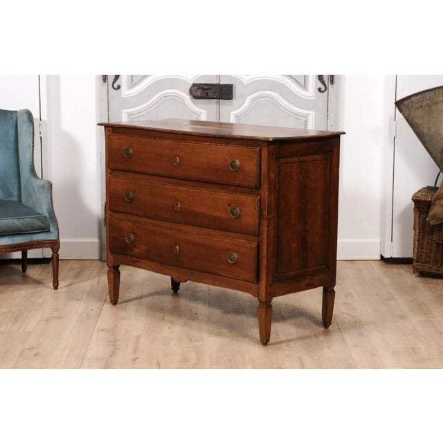 Italian Italian 1820s Serpentine Front Walnut Commode with Three Drawers For Sale - Image 3 of 12
