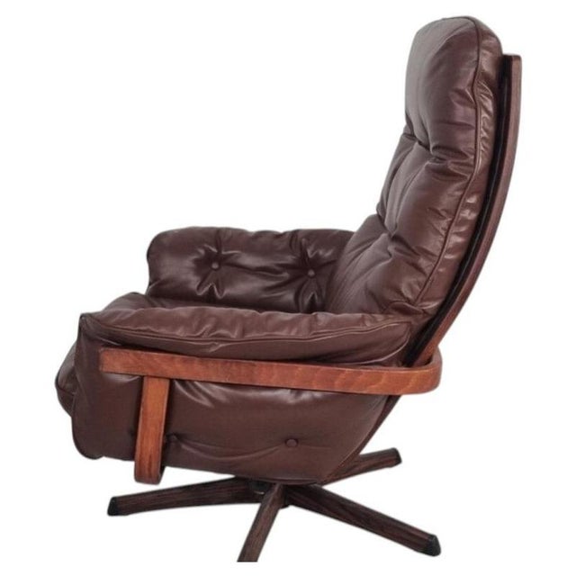 This elegant Gote Mobler Nässjö swivel armchair was manufactured in Sweden during the 1970s and is a fine example of...