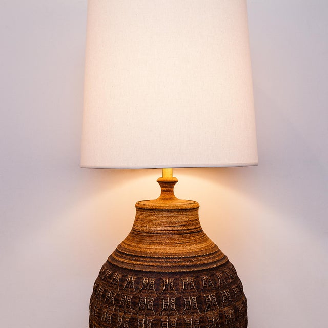 Affiliated Craftsmen 1970s Large California Modern Stoneware Table Lamp by Bob Kinzie, Signed For Sale - Image 4 of 12