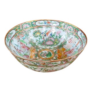 Chinese Daoguang Rose Medallion Famille Rose Porcelain Bowl, 1830 For Sale