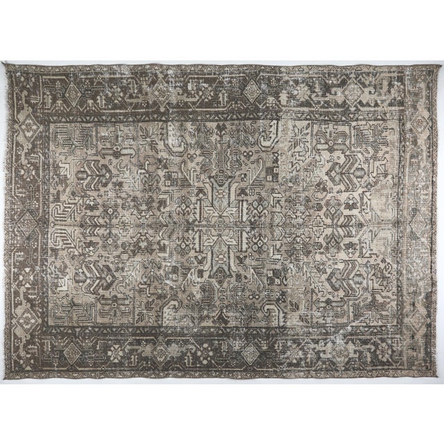Mid-20th Century Heriz Rug – Geometric Elegance in Earth Tones This authentic mid-century Heriz rug showcases the bold...
