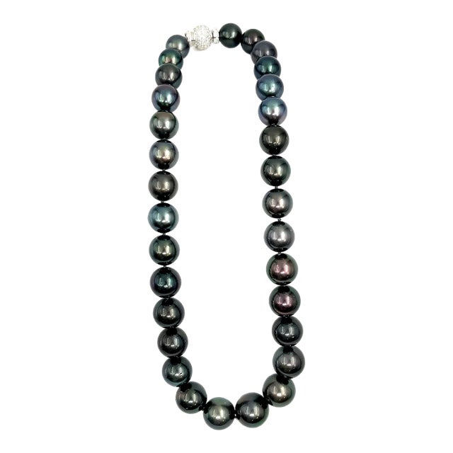 2.25 Ct Diamond Clasp & Natural Black Tahitian Pearl Necklace For Sale