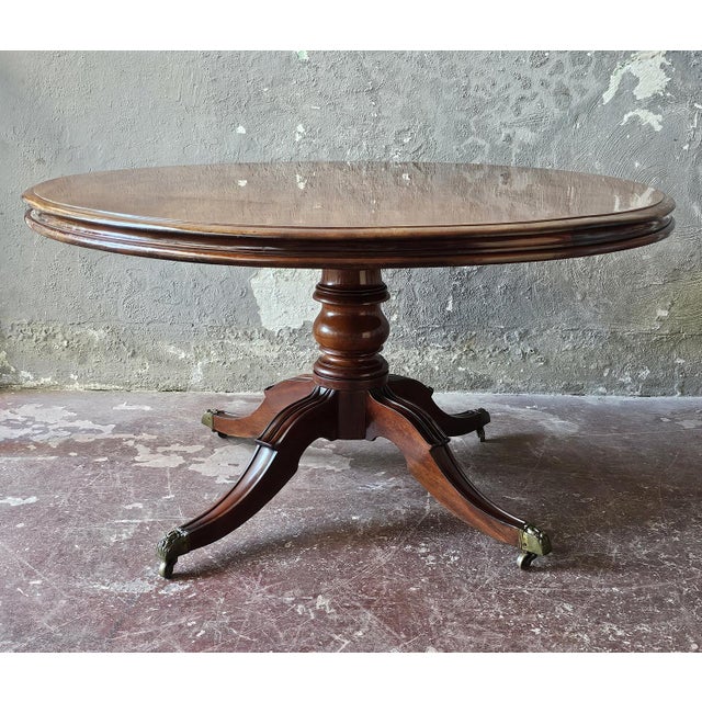 Elegant sailing dining table dating back to the mid-19th century. Of English origin, this Regency style table is entirely...