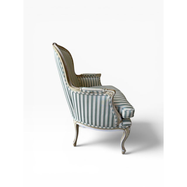 1960s Vintage French Louis XV Style Striped Silk Bergère Chair With Matching Pillow For Sale - Image 5 of 16