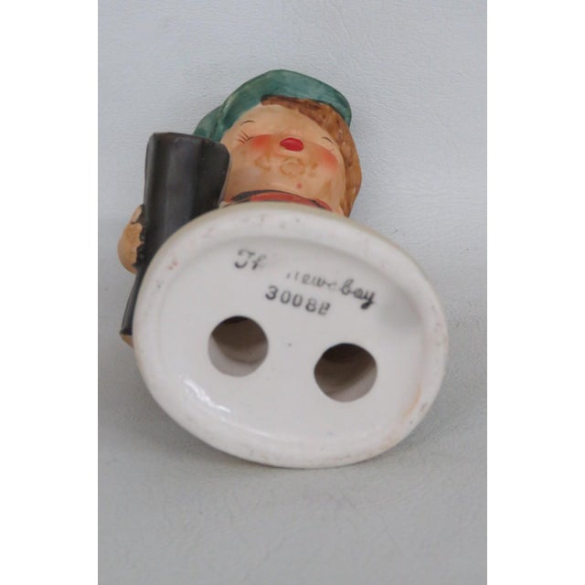 Erich Stauffer the News Boy No 3008b Mid Century Modern Ceramic Figurine 5079b For Sale - Image 9 of 11