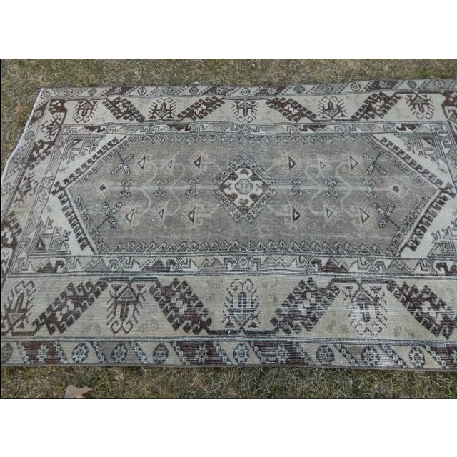 Boho Chic 1970s Vintage Handwoven Low Pile Faded Pale Medium Turkish Ushak Rug - 3'11'' X 6'7'' For Sale - Image 3 of 13