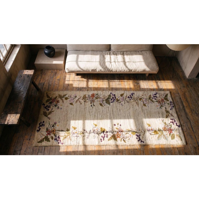 1930s Tan Beige Floral Folk Art Antique American Hooked Handknotted Wool Runner For Sale - Image 12 of 13