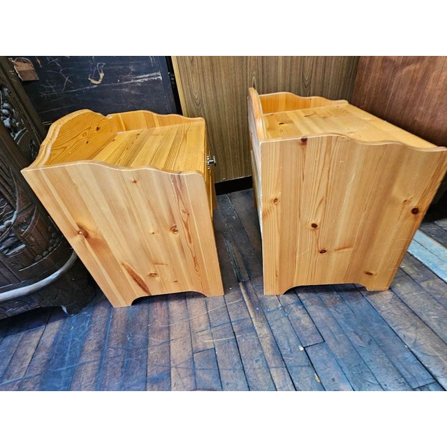 Mid-Century Modern Pair of Scandinavian Pine Nightstands For Sale - Image 3 of 10