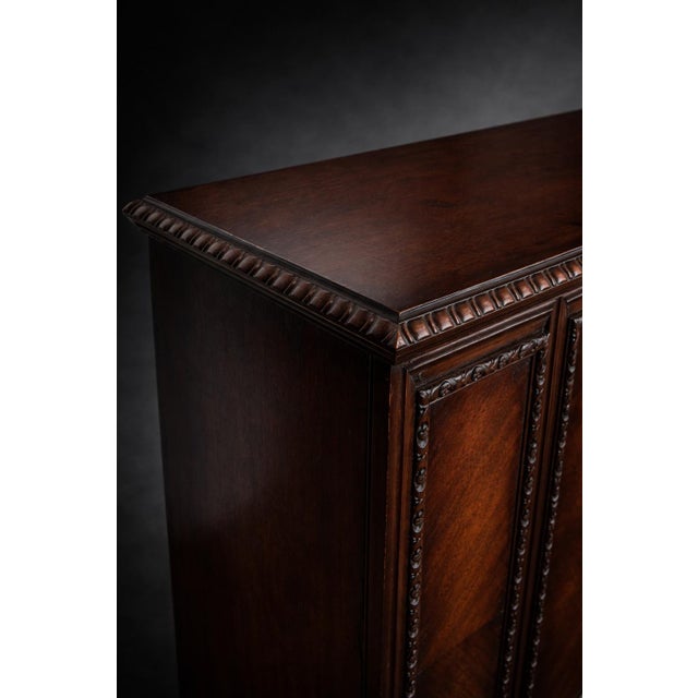 Mid 20th Century Vintage Baker Furniture Mahogany Cabinet With Bookmatched Veneer & Carved Urn Medallion For Sale - Image 5 of 12