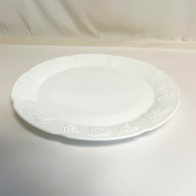 1970s 1970s Vintage Americana Arts & Crafts Indiana Glass Grape Cluster Milk Glass Round Platter For Sale - Image 5 of 8
