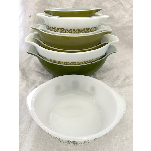 1960s Vintage Pyrex "Verde Green & Verde Square Flowers" Mixing Bowls - Set of 9 For Sale - Image 5 of 10