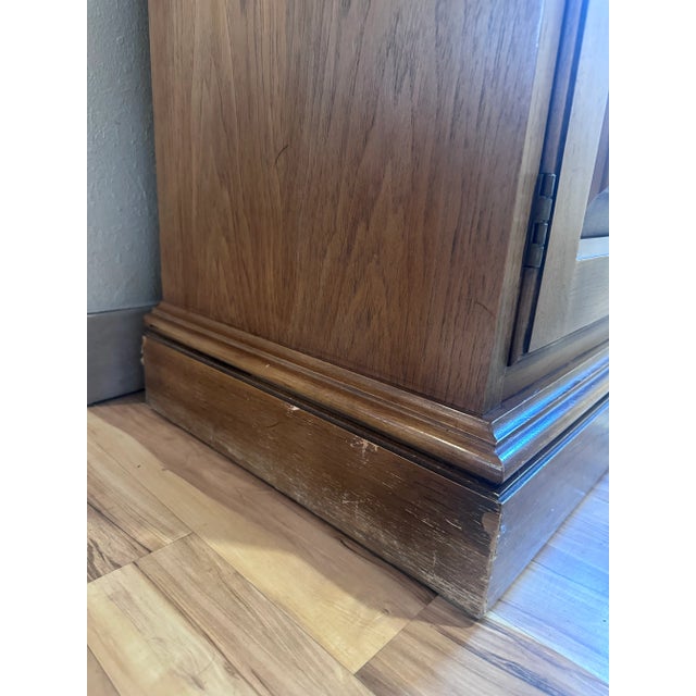 Mid-Century Drexel China Cabinet With Arched Lattice Glass Doors For Sale - Image 10 of 12