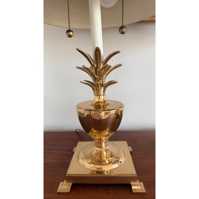 Metal Pair Frederick Cooper Classic Modern Hollywood Regency Pineapple Polished Brass Table Lamps With Black Tole Shades For Sale - Image 7 of 18