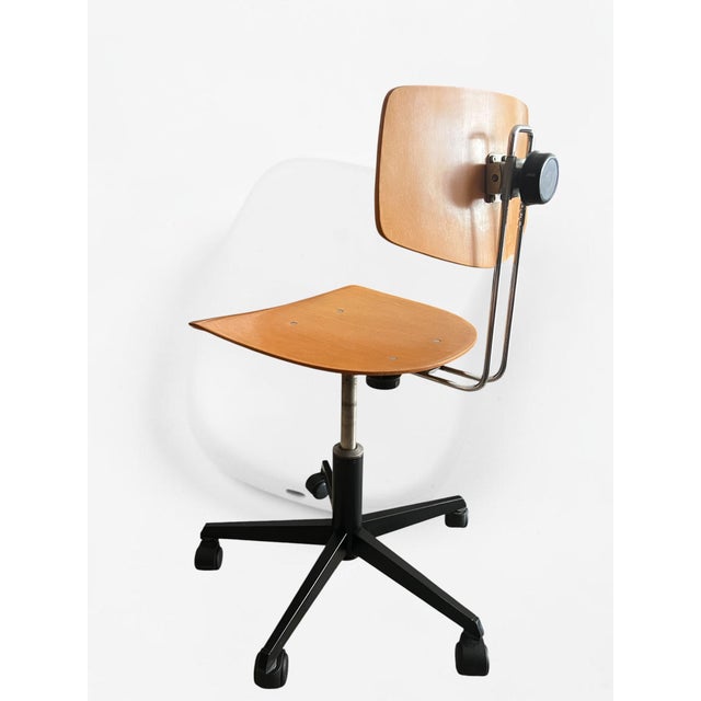 1970s Mid-Century Modern Minimalist Swivel Chair in Molded Plywood, 1976 For Sale - Image 5 of 10
