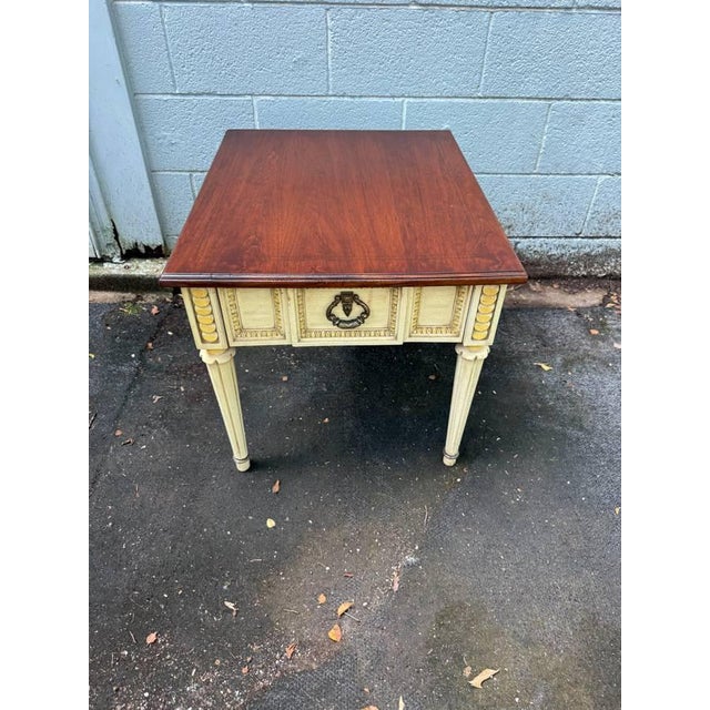 Brown Late 20th Century Pair of American Martinsville MCM Hollywood Regency Accent Nightstands Side Tables For Sale - Image 8 of 14
