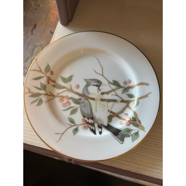 Offered is a timeless set of decorative plates by Fritz & Floyd. This set features a bird motif with lovely subtle colors.