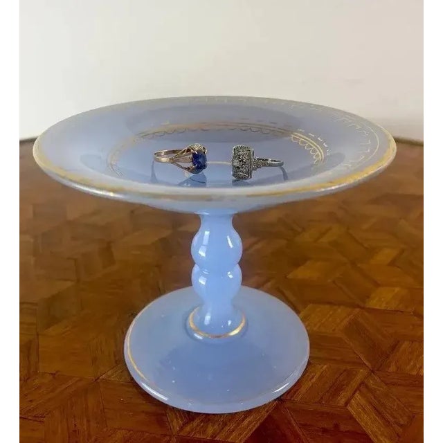 Elegant hideout or video of the Napoleon III period. The hug is in blue opaline enhanced with several golden border on the...