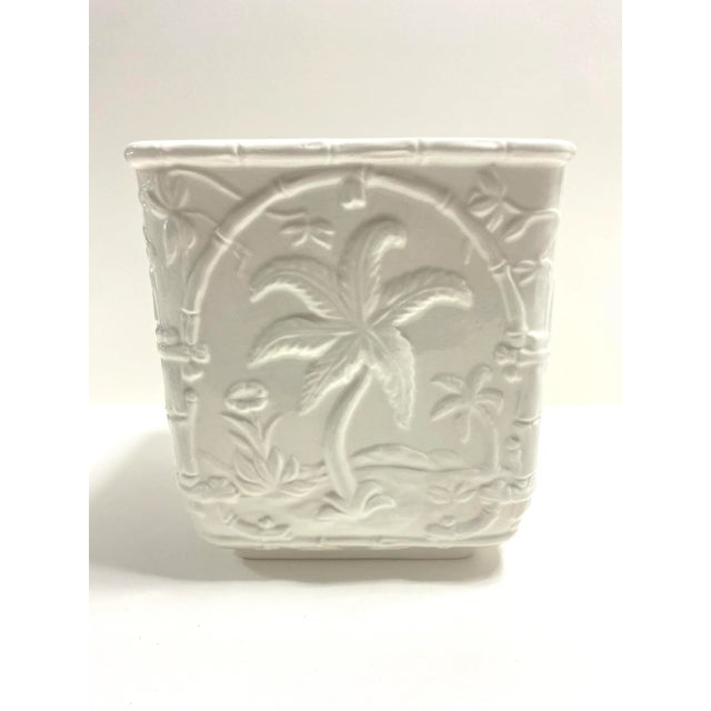 Mottahedeh Mottahedeh “Musee Des Arts” Blanc De Chine Chinoiserie Porcelain Planter Cachepot – Italian Made Relief Scene For Sale - Image 4 of 9