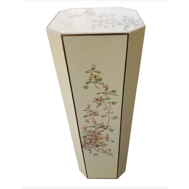 Cream Oriental Style Lacquered Painted Pedestal Stand Flower Stand For Sale - Image 8 of 8