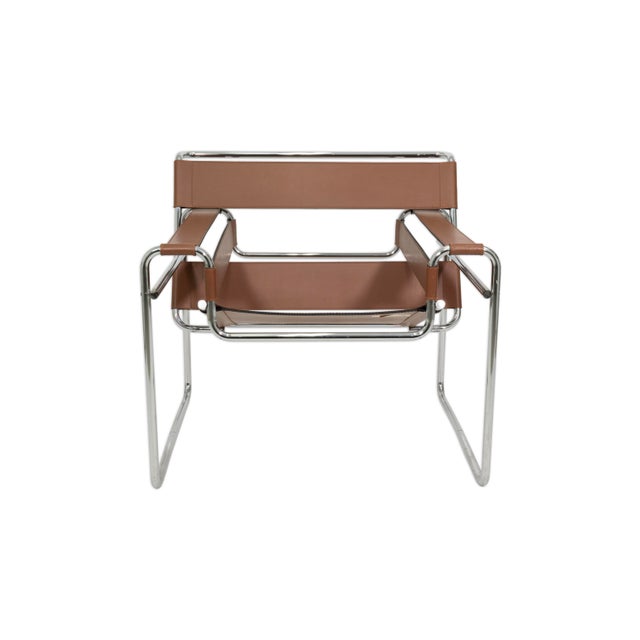 An icon of Bauhaus design, this pair of original Wassily chairs by Marcel Breuer for Knoll showcases the perfect balance...