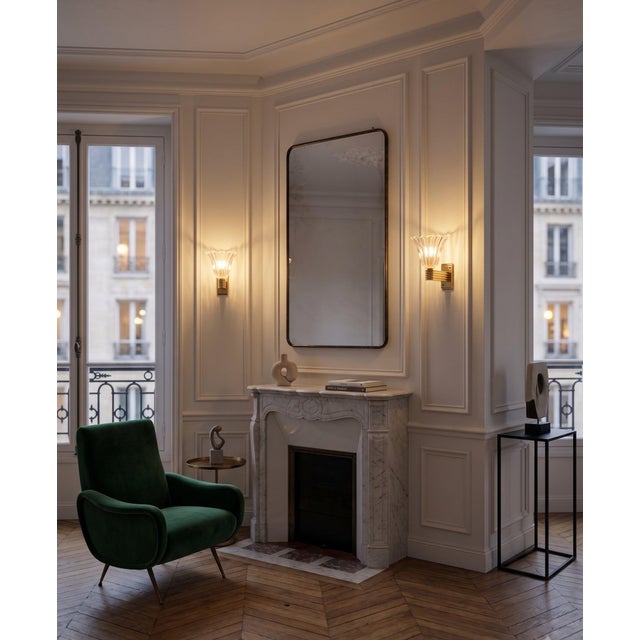 This magnificent set of wall lamps evokes the timeless sophistication of the Barovier style, expertly blending rigorous...