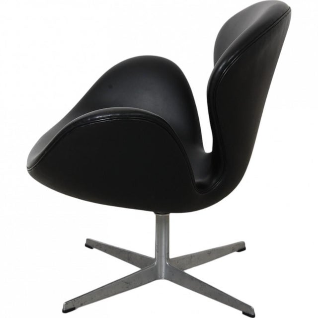Vintage Swan Chair in Black Leather by Arne Jacobsen, 1960s For Sale - Image 4 of 18