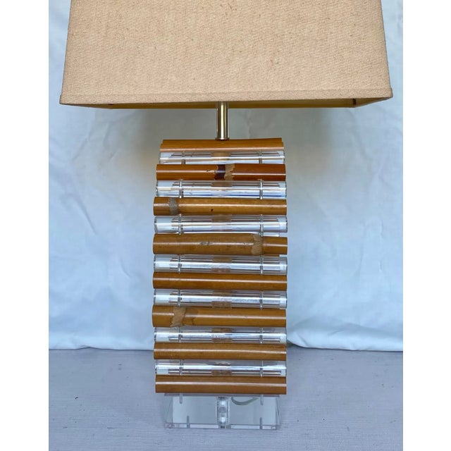 1960s Mid Century Modern Palm Regency Lucite & Bamboo Table Lamp by Ritts Co. For Sale - Image 5 of 13