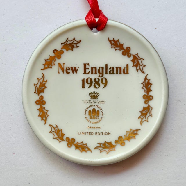 Traditional Vintage Bing & Grøndahl Ornament “New England" 1989 From the "Christmas in America" Limited Edition -Porcelain Blue and White For Sale - Image 3 of 10