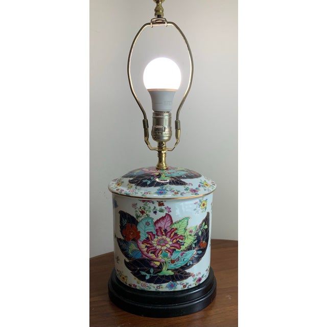 Vintage Tobacco Leaf Porcelain Table Lamp for British Colonial, Traditional, Chinoiserie & Palm Beach Regency - Famille Rose Colors. For Sale - Image 10 of 12