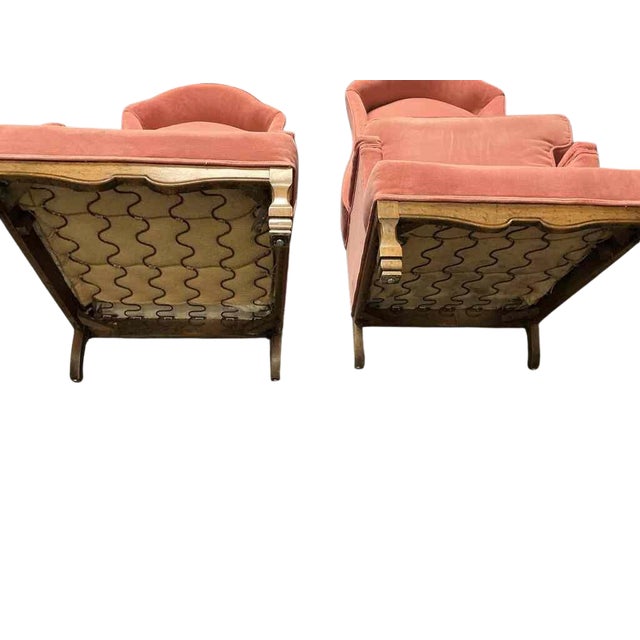 1970s Hollywood Regency Salmon Pink Velvet Hooded Porter's Chairs – Pair For Sale In Raleigh - Image 6 of 6
