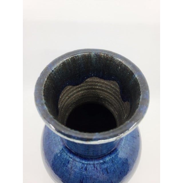 The Accolay vase in blue glazed stoneware ceramic, produced in France in the 1970s, is an emblematic work of craftsmanship...