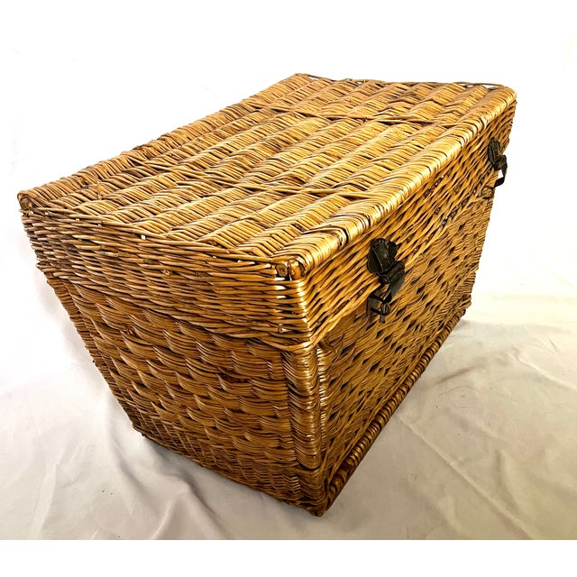 Early 20th Century 1930s French Woven Wicker Travel Trunk W/Metal Hardware For Sale - Image 5 of 15