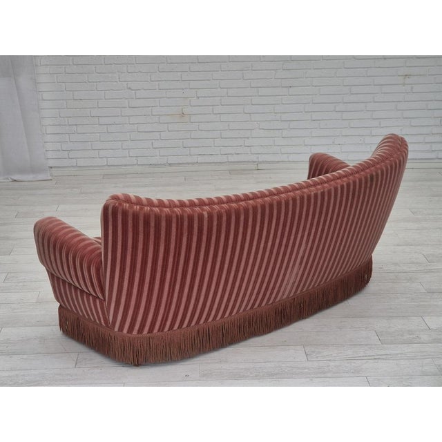 Danish Curved 3-Seater Sofa in Salmon Pink Furniture Velour, 1960s For Sale - Image 10 of 18