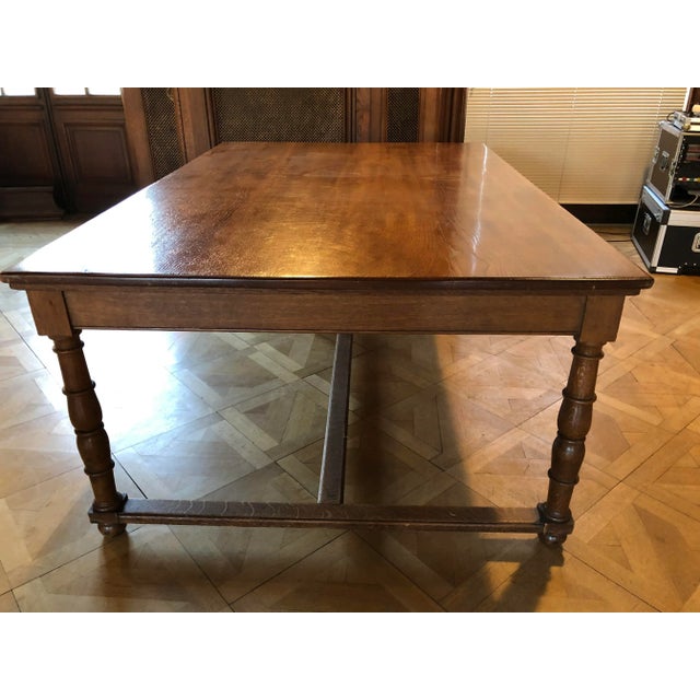 This solid oak reception table was once used in the French embassy in Berlin. It features a spacer that connects the feet.