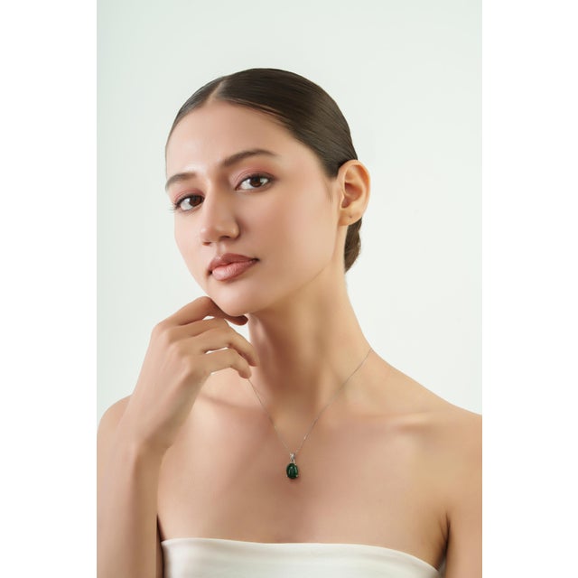 Modernist 10.74 Ct Malachite Cabochon Solitaire Pendant in 925 Sterling Silver For Sale - Image 6 of 12