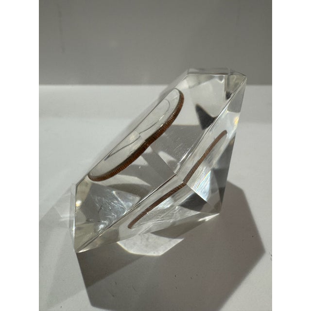 Mid-Century Modern 1971 Eisenhower Dollar Coin Encased in Faceted Lucite Acrylic Paperweight For Sale - Image 3 of 7