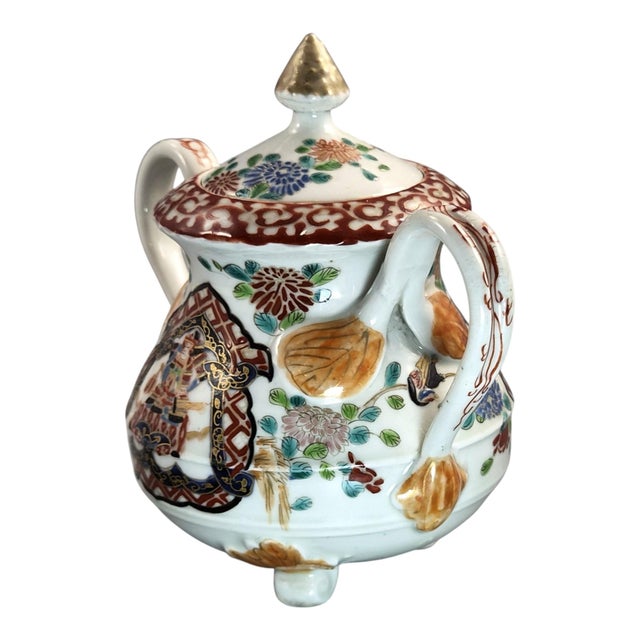 An elegant Japanese export porcelain sugar bowl and cover produced in Arita during the early Meiji period, circa...