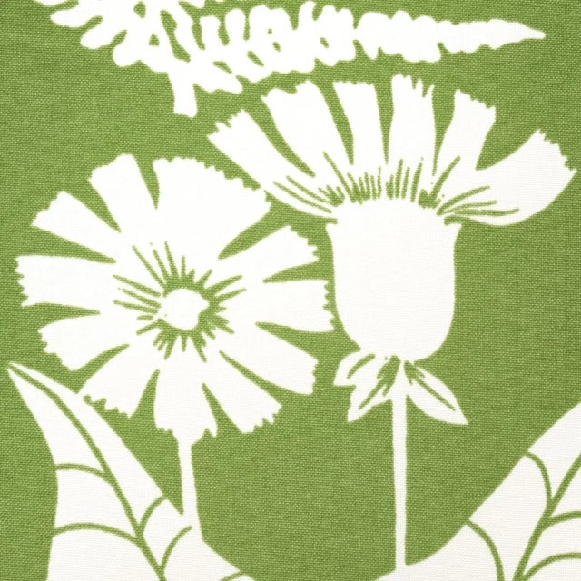 Contemporary SAMPLE - Schumacher Spring Floral Indoor/Outdoor Fabric In Green For Sale - Image 3 of 5